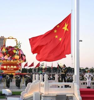 有中国国旗和中国将军的阅兵式