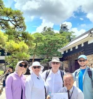 一群人站在一栋建筑物前