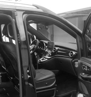 otevřené dveře auta s otevřenými dveřmi