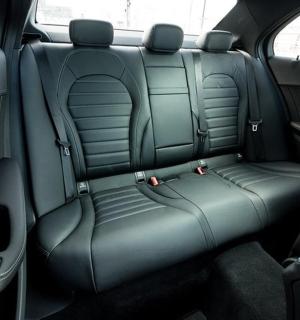 sedadlo na zadním sedadle auta