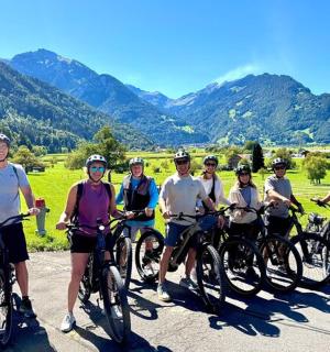 路上骑自行车的一群人