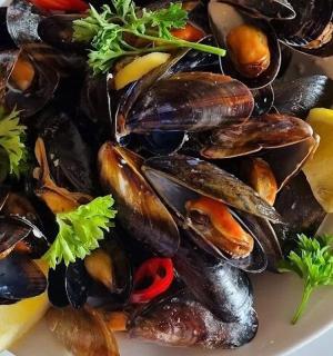 桌上的一盘贻贝和蔬菜