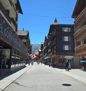 prázdná městská ulice s lidmi jdoucími po ulici