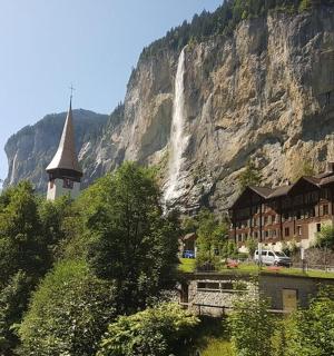 山上有一座教堂和一条带瀑布的河流