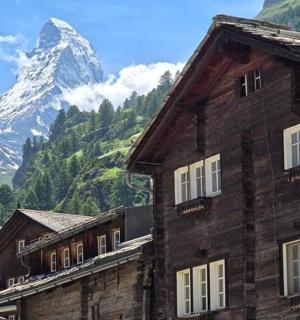 城镇背景中的一座山，周围有建筑物