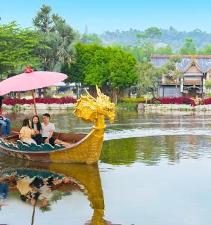 一群人在水中乘船