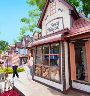 一群人站在一家小商店前