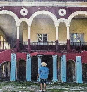 一名男子站在一栋建筑物前