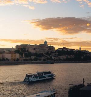 水中的小船，背景是一座城市