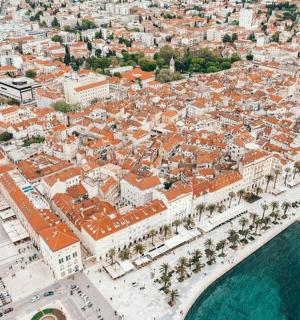 uma vista aérea de uma cidade com edifícios e água