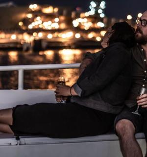 un home i una dona asseguts en un vaixell amb begudes