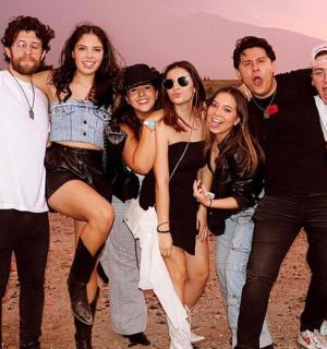 一群人在海滩上摆姿势拍照