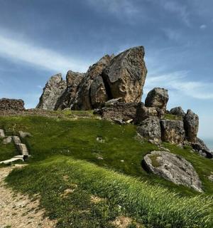 草山顶上的岩层