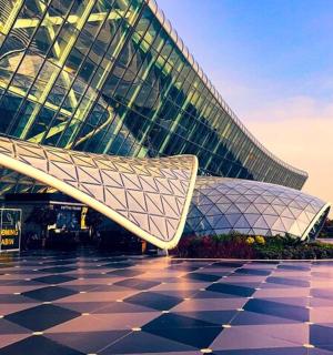 一栋前面有方格地板的建筑物