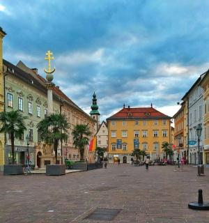 远处有建筑物和十字架的城市街道