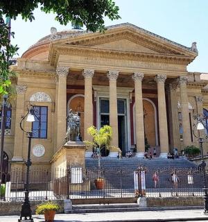 velká budova se schodištěm před ní