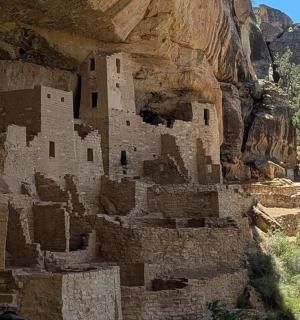 kamenná budova na úbočí hory