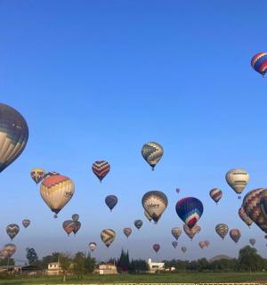 天空中一群热气球