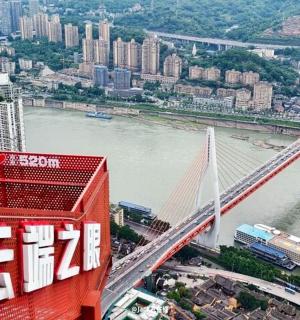 河上一座桥和建筑物的景色