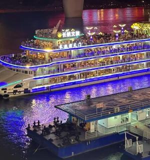 夜间水中的两艘游轮