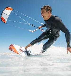 muž na surfu ve vodě