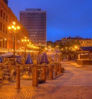 夜晚摆满桌子和遮阳伞的城市街道