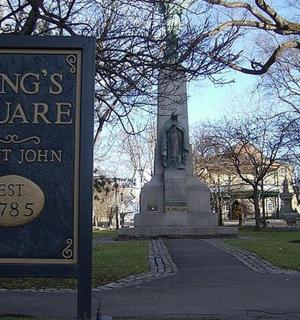 公园纪念碑前的标志