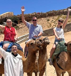 一群人骑在骆驼背上