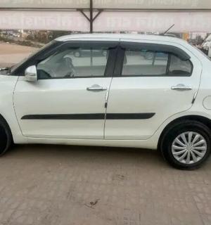 一辆白色汽车停在砖路上