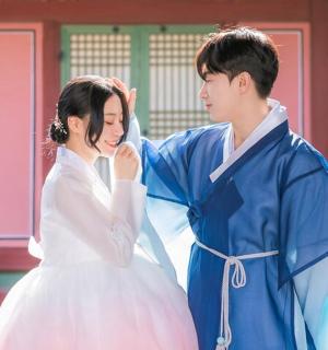 一男一女并排站着