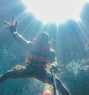 isang grupo ng mga taong lumalangoy sa tubig