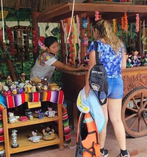 dalawang batang babae na nakatayo sa harap ng isang souvenir store