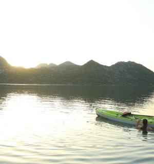 ein paar Leute in einem Boot im Wasser