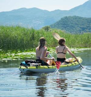 zwei Frauen in einem Boot auf dem Wasser