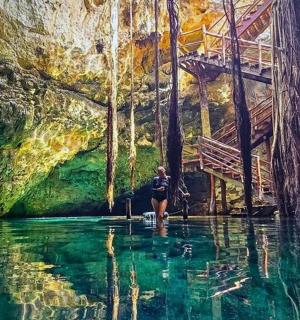 человек, стоящий в воде в пещере