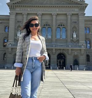 一名女子站在一栋建筑物前