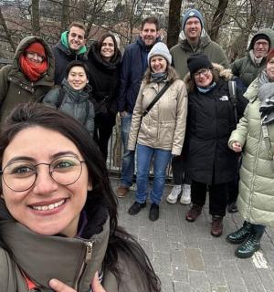 一群人站在栅栏旁边