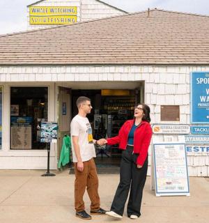 一名男子和一名女子在商店前握手