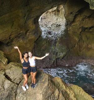 ein Mann und eine Frau stehen auf Felsen in einer Höhle