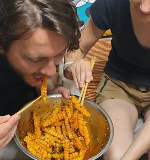 两个女人用筷子吃碗里的食物