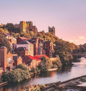pohled na město s mostem a řekou