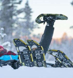 躺在雪地里滑雪的人