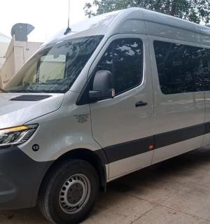 一辆白色货车停在一栋建筑旁边