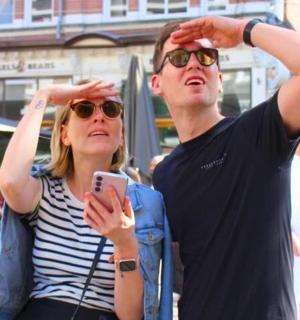 一名男子和一名女子将双手放在头上