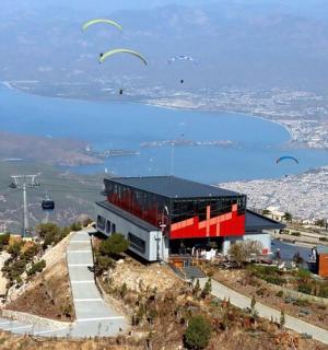 山顶上的房子，空中放着风筝