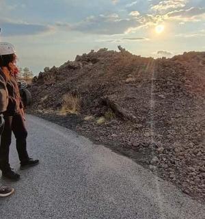 dva lidé stojící na kraji silnice