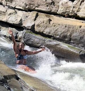 žena na surfu ve vodě