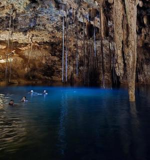 一群人在洞穴里的水中游泳
