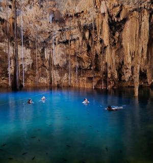 一群人在洞穴里的水中