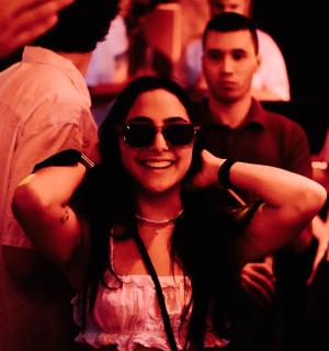 人群中戴着太阳镜的女人